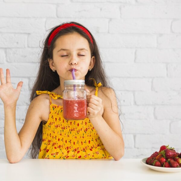 Frullati, estratti, fresche granite: l’idratazione colorata e gustosa da preparare con i bambini