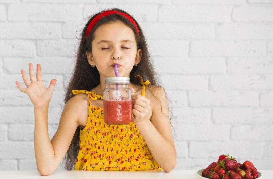Frullati, estratti, fresche granite: l’idratazione colorata e gustosa da preparare con i bambini