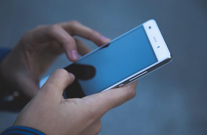 Sempre connessi, ma sempre più soli: la nuova dipendenza digitale scatta quando la tecnologia regola le emozioni