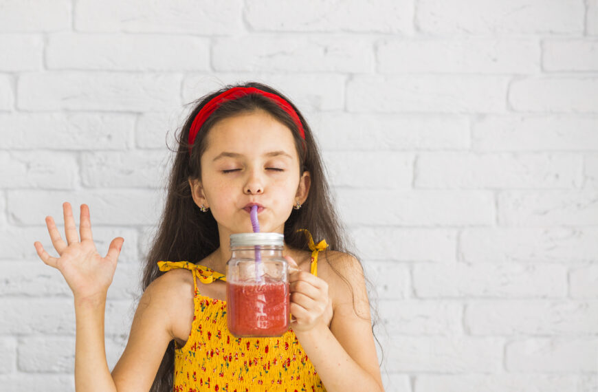 Frullati, estratti, fresche granite: l’idratazione colorata e gustosa da preparare con i bambini
