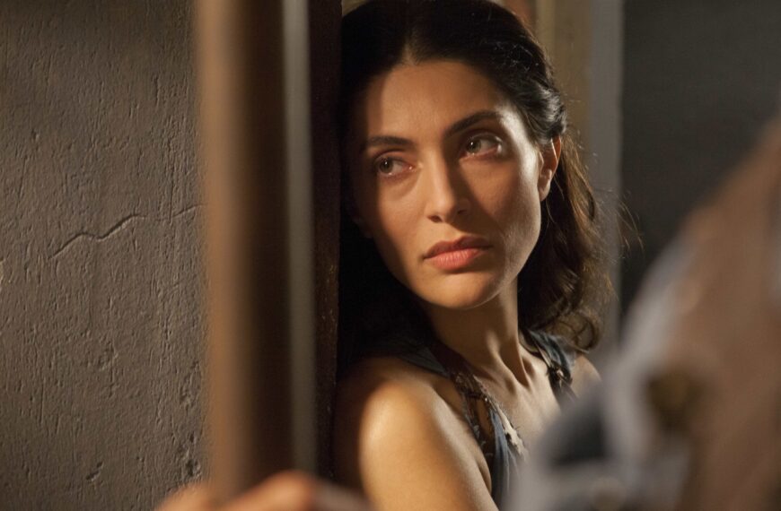 La donna tradita diventa una madre feroce: Caterina Murino interpreta Medea e accende una luce sugli infanticidi