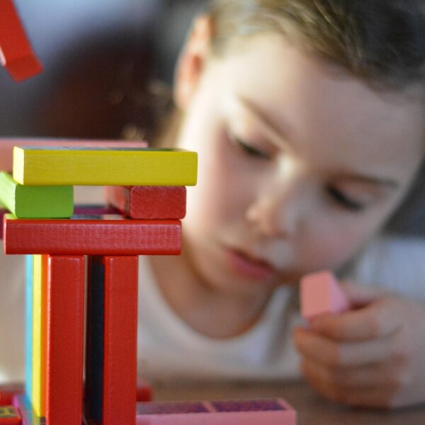 Tanti metodi per educare i bambini: il Montessori insegna l’indipendenza ed è amato da top manager e star