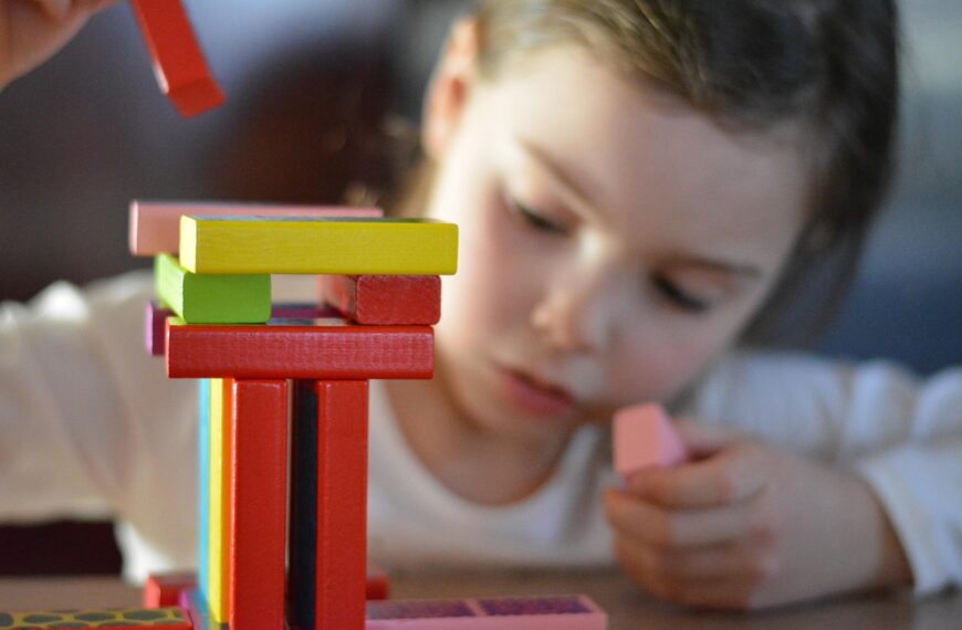 Tanti metodi per educare i bambini: il Montessori insegna l’indipendenza ed è amato da top manager e star