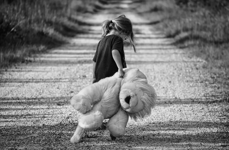 Quanti sono davvero in Italia i bambini allontanati dalle famiglie: i numeri e quello che non dicono