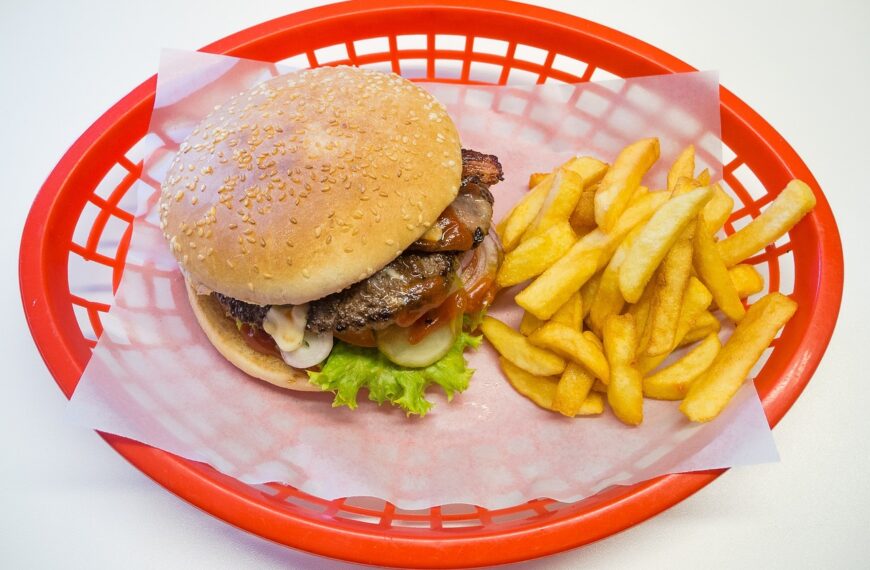 Fast food, latte, zuccheri: se l’alimentazione ci mette lo zampino